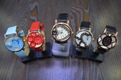 合金ケース腕時計レザーストラップより多くのパターンとダイヤルの顔の形状特別なデザインの時計